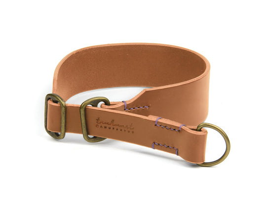 Breites Zugstopp Lederhalsband Fiona für Hunde in Cognac mit Sattlernaht Lavendel Vintage